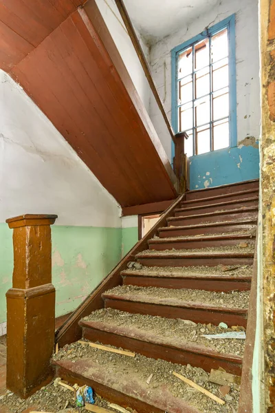 一间废弃房屋的木制楼梯和玻璃破碎的窗户的底部视图 被一座爆炸的公寓楼摧毁 — 图库照片