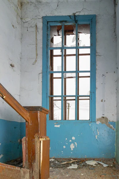 居民遗弃房屋的木制楼梯和破碎的窗户 被一座爆炸的公寓楼摧毁 — 图库照片
