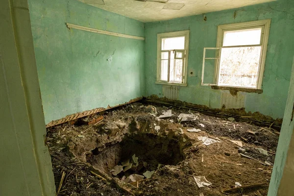 爆炸遗留的漏斗在居民遗弃的房子里的一个房间里 被一座爆炸的公寓楼摧毁 — 图库照片