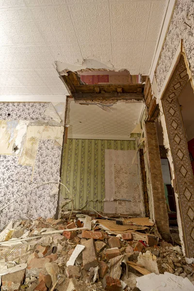 Förstört Tak Lägenheten Huset Övergiven Boende Förstörd Explosion Bostadshus — Stockfoto