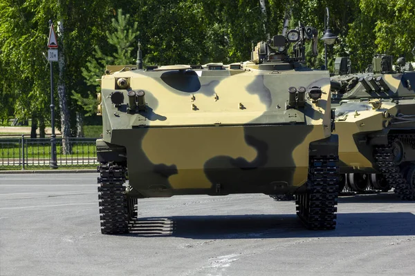 俄罗斯军车停在城市广场上俄罗斯步兵战斗车Bmp和装甲运兵车Btr — 图库照片