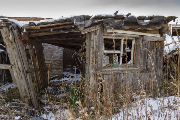 Zniszczony Drewniany Przedłużenie Ceglany Dom — Zdjęcie stockowe