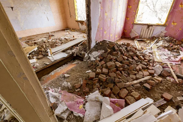 Många Tegelstenar Föll Från Ett Hål Taket Och Väggarna Huset — Stockfoto
