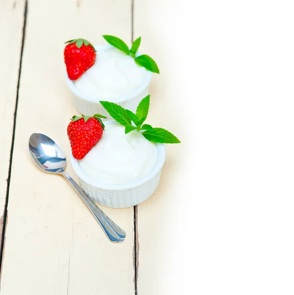 有机的希腊酸奶和草莓 — 图库照片