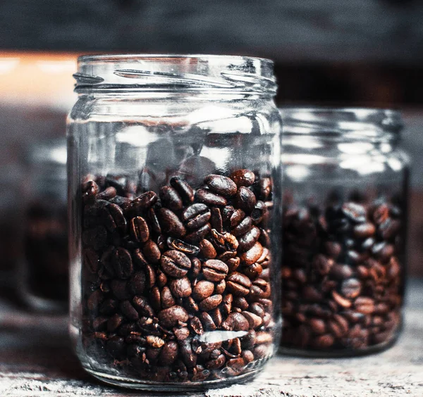 バックグラウンドにおいしいコーヒー豆のクローズアップショット — ストック写真