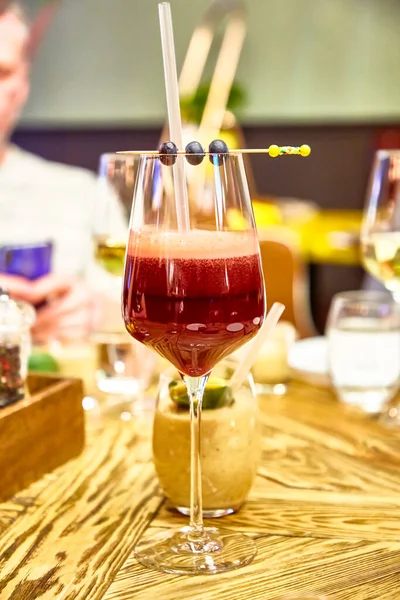 Cocktail Smoothie Een Wijn Glas Staat Tafel — Stockfoto