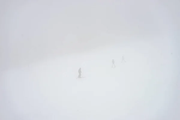Esquiadores Las Pistas Día Brumoso —  Fotos de Stock