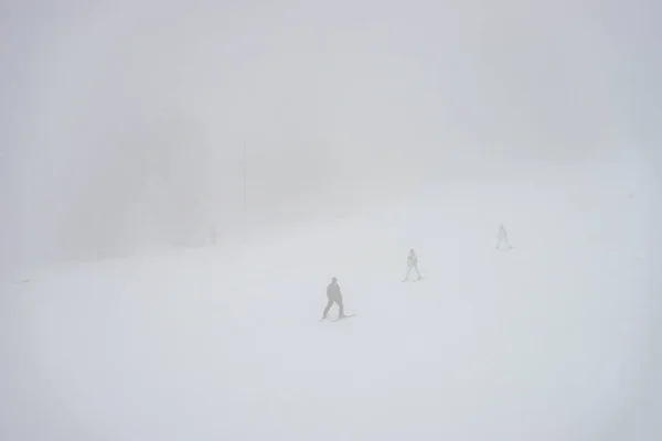 霧の日の斜面にスキーヤー — ストック写真