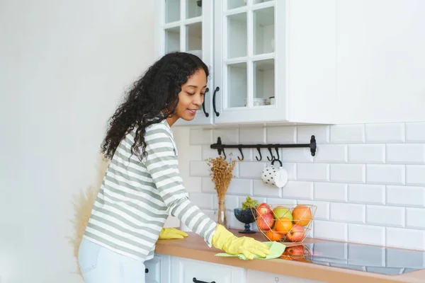 Afro Amerikaanse Vrouw Rubberen Handschoenen Bezig Met Huishoudelijke Taken Keuken — Stockfoto