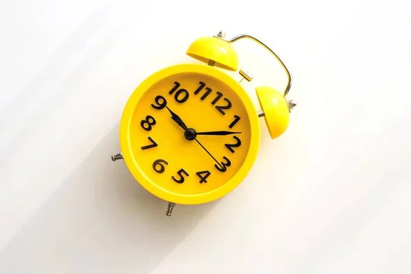 Despertador Retrô Amarelo Com Mostrador Preto Fica Uma Mesa Branca — Fotografia de Stock