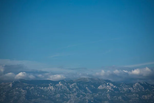Céu Azul Picos Montanha Velebit Abaixo — Fotografia de Stock