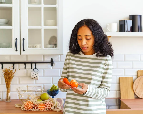 Afro Amerikaanse Vrouw Controleren Oranje Citrus Voor Bederf Keuken Boodschappen — Stockfoto