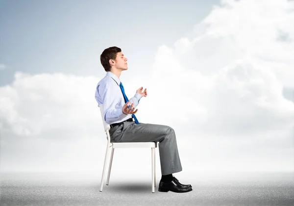 Adamı Ofis Sandalyesinde Meditasyon Yapıyor — Stok fotoğraf