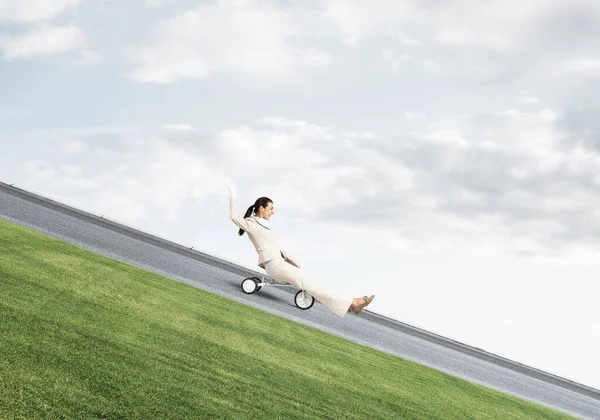 Mooie Gelukkige Vrouw Rijden Downhill — Stockfoto