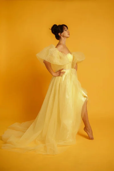 Profil Portret Pięknej Kobiety Średnim Wieku Żółtej Sukience Jej Włosy — Zdjęcie stockowe