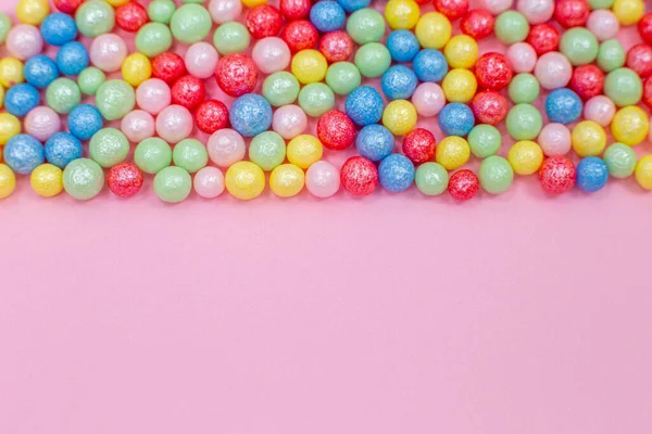 Çok Renkli Yuvarlak Şekerleme Topları Pembe Bir Arka Planda Uzanıyorlar — Stok fotoğraf