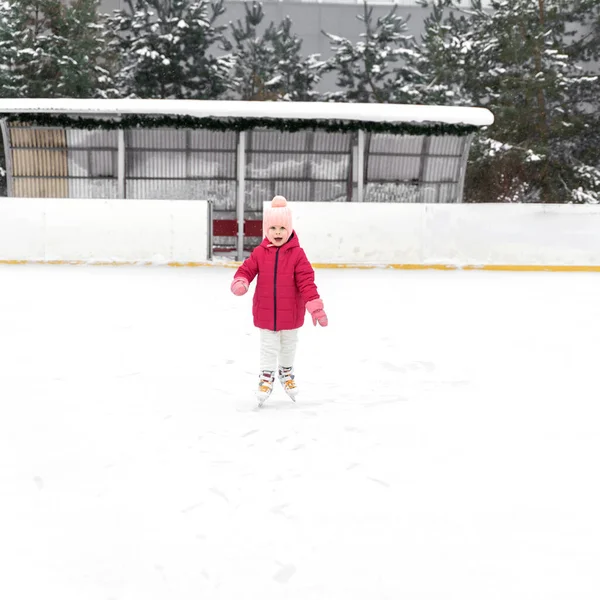 Küçük Kız Buz Pateni Pistinde Kayıyor — Stok fotoğraf