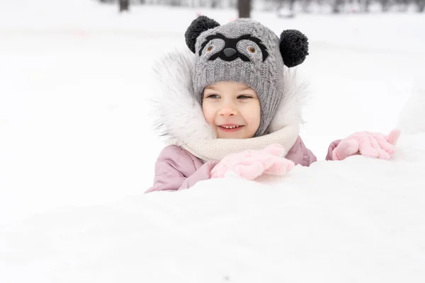 Χαριτωμένο Μικρό Καυκάσιο Κορίτσι Γλυπτά Πάγου — Φωτογραφία Αρχείου
