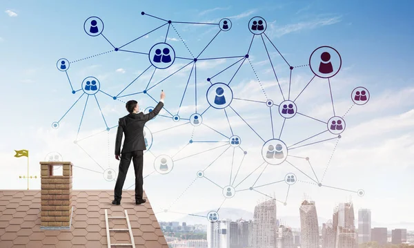 ネットワーキングと接続の概念を提示屋根の上のビジネスマン 混合メディア — ストック写真