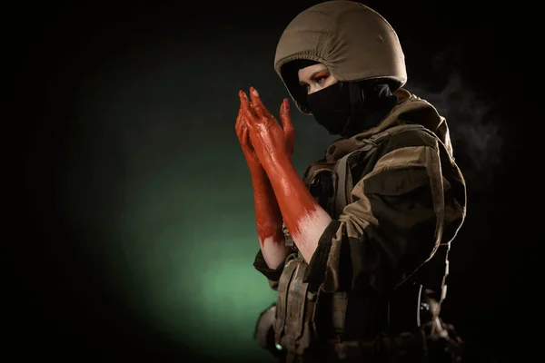 Eine Soldatin Mit Blutüberströmten Händen Mit Helm Und Kugelsicherer Weste — Stockfoto