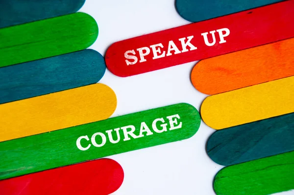 Konuş Renkli Ahşap Çubukla Cesaret Mesajı Kavramsal — Stok fotoğraf