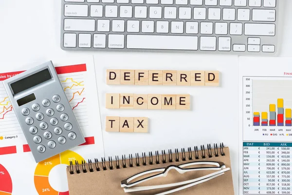 Begrip Uitgestelde Inkomstenbelasting Met Letters Blokjes — Stockfoto