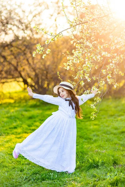 Uma Menina Feliz Vestido Branco Chapéu Dançando Sob Árvores Floridas — Fotografia de Stock