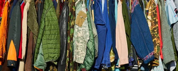 Ряд Курток Пальто Одежды — стоковое фото