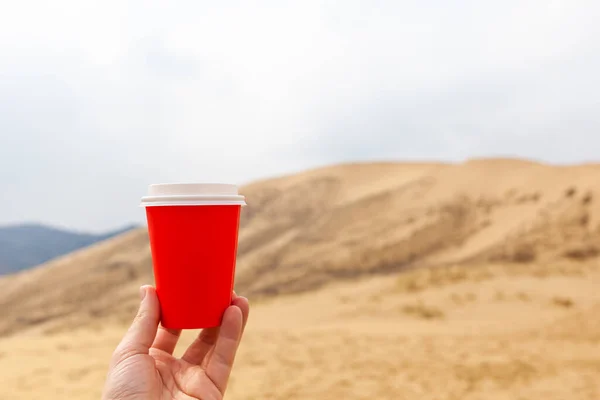 Uma Xícara Vermelha Café Uma Bebida Quente Areia Deserto — Fotografia de Stock