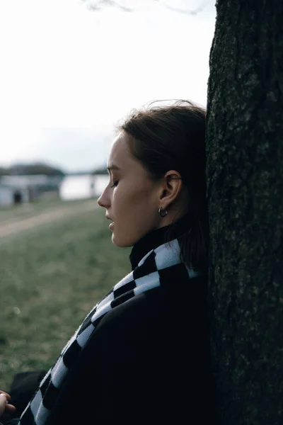 Portret Van Een Meisje Tijdens Het Zitten Het Park Dromerig — Stockfoto
