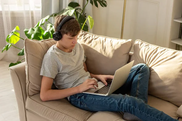 Ein Teenager Liegt Auf Der Couch Einem Sonnigen Raum Trägt — Stockfoto