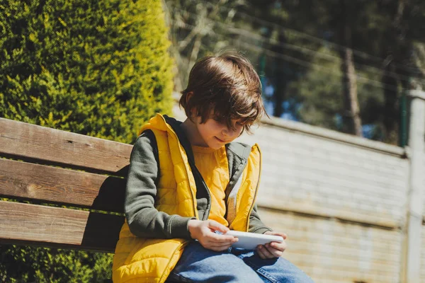 Schulkind Spielt Auf Seinem Handy Auf Bank Stadtpark Junge Gelber — Stockfoto