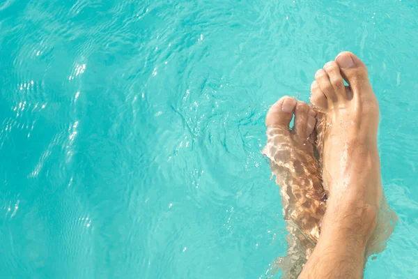 Ayaklar Havuz Suyunda — Stok fotoğraf