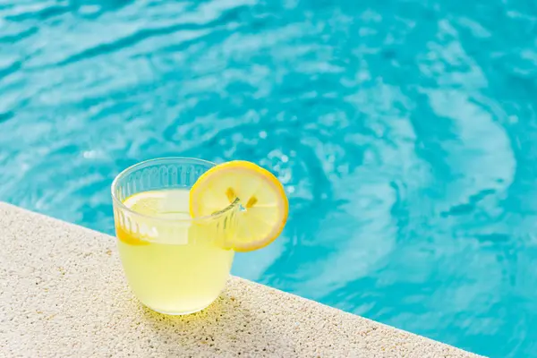 Havuzda Limonata Kapatın — Stok fotoğraf