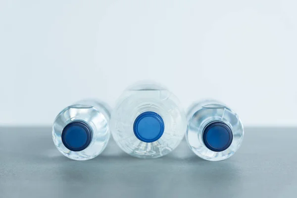 Drei Plastikflaschen Voll Mineralwasser Liegen — Stockfoto