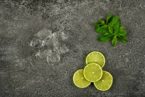 Mint Leaves Lime Slices Ice Cubes Table — ストック写真