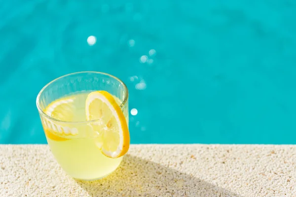 Limonáda Zobrazení Pozadí Bazénu — Stock fotografie