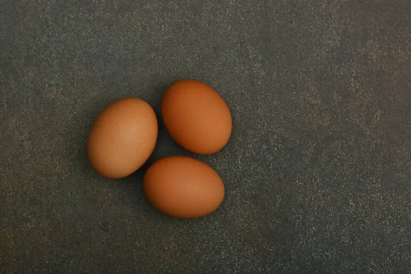 Três Ovos Galinha Marrom Mesa Escura — Fotografia de Stock