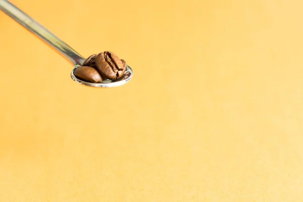コーヒー豆を小さじ1杯 — ストック写真