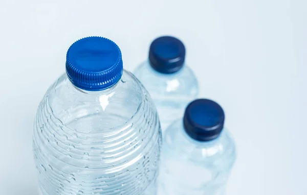三瓶蓝色瓶盖的空塑料瓶 — 图库照片