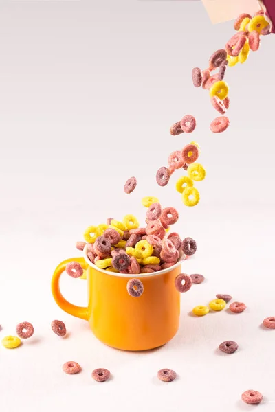 Anillos Cereales Colores Que Caen Una Taza Naranja — Foto de Stock