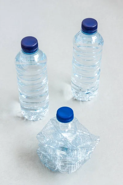 Три Пластиковых Бутылки Минеральной Воды — стоковое фото
