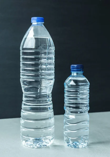 Duas Garrafas Água Plástico Fundo Preto — Fotografia de Stock