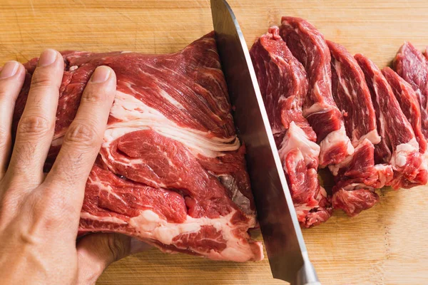 Mão Faca Filetando Pedaço Carne Vermelha Fresca — Fotografia de Stock