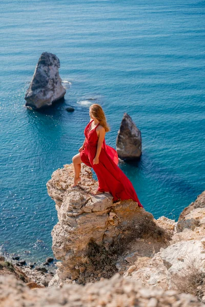 Kobieta Czerwonej Latającej Sukience Trzepocze Wietrze Tle Morza — Zdjęcie stockowe
