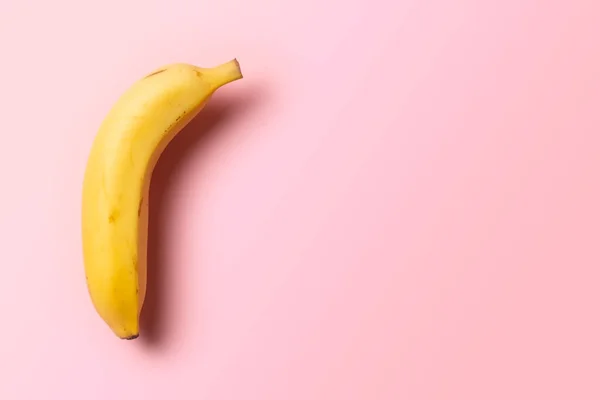 Solo Plátano Sobre Fondo Rosa — Foto de Stock