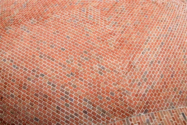 Fragment Van Het Oppervlak Van Een Bolvormig Rood Stenen Dak — Stockfoto