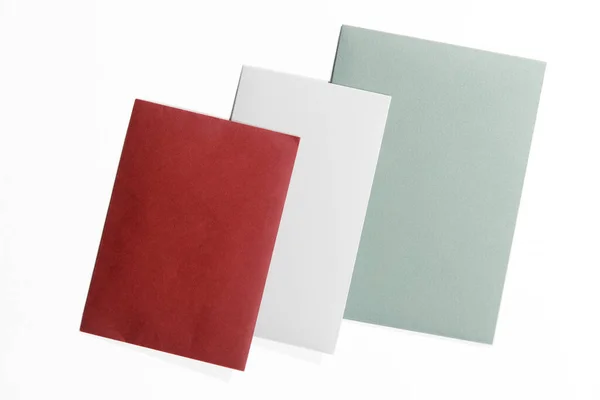 Envelopes Verdes Bordô Cinza Uma Superfície Branca — Fotografia de Stock