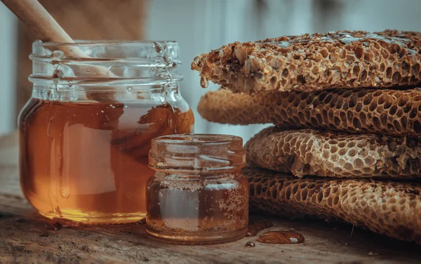 Close Van Heerlijke Honing Druipend Van Verse Honingraten Glazen Pot — Stockfoto