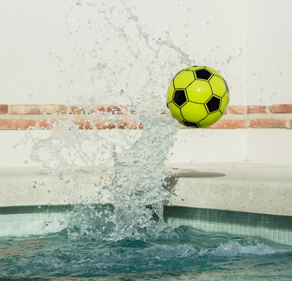 Ball Kommt Aus Dem Wasser — Stockfoto